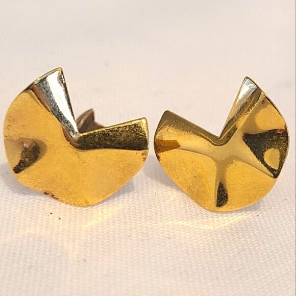 Vintage Brass Coloured Crinkle Crescent Clip-on Earrings - Picture 3 of 3